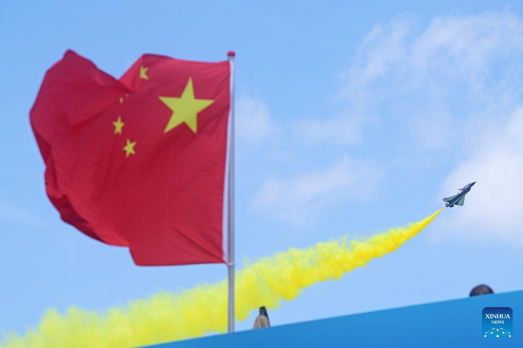 فريق استعراضات جوية من الجيش الصيني يشارك في معرض سنغافورة للطيران