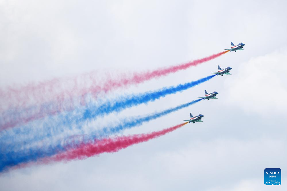 فريق استعراضات جوية من الجيش الصيني يشارك في معرض سنغافورة للطيران