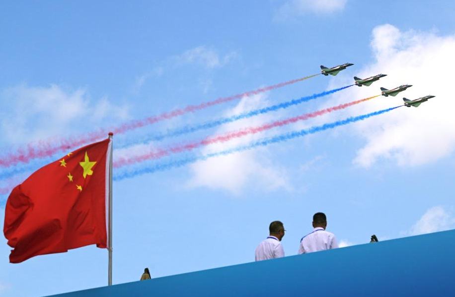 فريق استعراضات جوية من الجيش الصيني يشارك في معرض سنغافورة للطيران