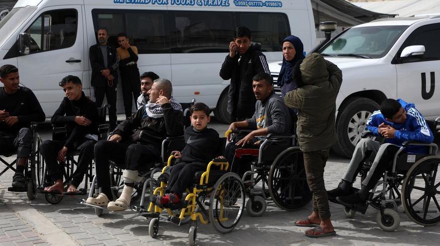 مقالة : مرضى فلسطينيون يصفون عودتهم إلى غزة عبر معبر رفح برحلة مؤلمة نفسيا