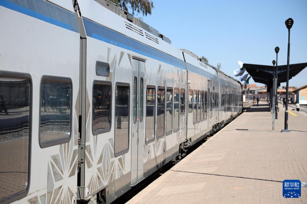 الجزائر تشغّل أول خط سكة حديد صحراوي للشحن الثقيل في أفريقيا