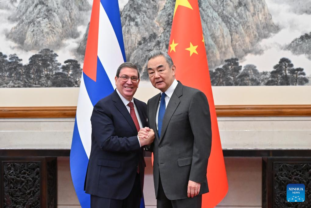 وزير الخارجية الصيني: الصين تعارض تدخل القوى الخارجية غير المبرر في كوبا