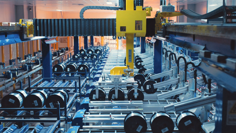 تُظهر الصورة ورشة عمل تابعة لمصنع ذكي تابع لشركة يانغتسي للبصريات وكابلات الألياف المحدودة (YOFC). 