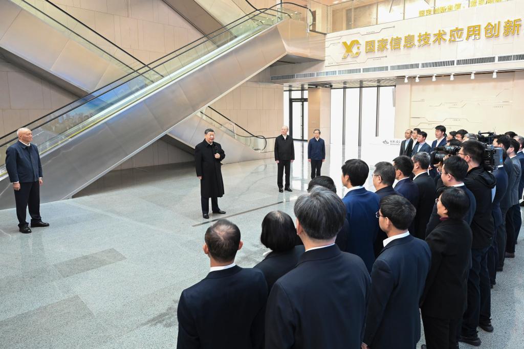 شي يزور مجمعا لابتكار تكنولوجيا المعلومات في بكين