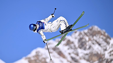 نجمة التزلج الحر الصينية قو آي لينغ تتأهل إلى نهائي السلوب ستايل في التزلج الحر للسيدات بأولمبياد ميلانو-كورتينا 2026