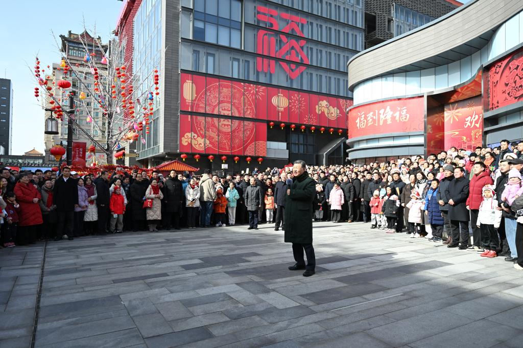 شي يزور أهالي بكين قبيل عيد الربيع ويقدم التهاني إلى جميع أبناء الشعب الصيني