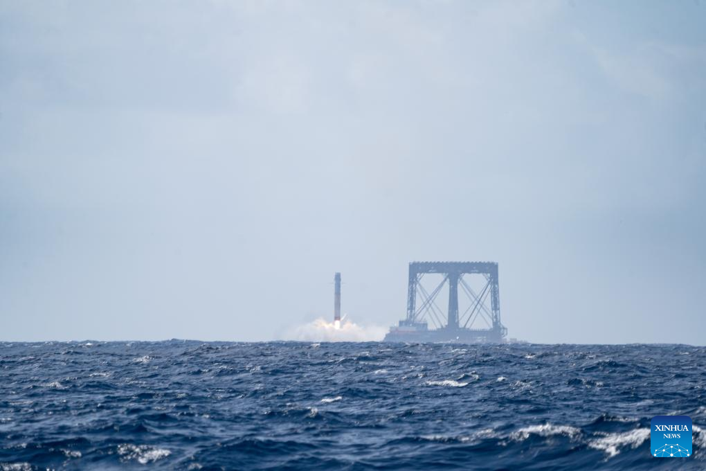 الصين تجري أول استرجاع لكسبولة عودة مركبة فضائية من البحر