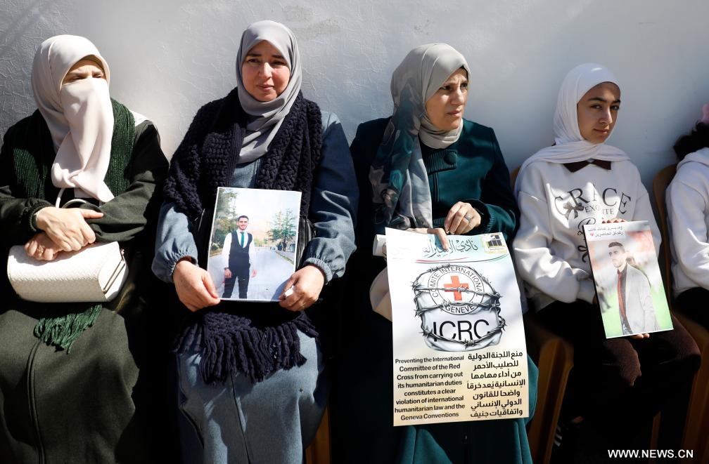 وقفات في الضفة الغربية تطالب الصليب الأحمر بتحمل مسؤولياته تجاه الأسرى