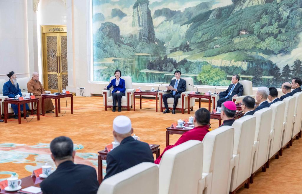 كبير المستشارين السياسيين الصينيين يهنئ المجموعات الدينية في البلاد بمناسبة عيد الربيع