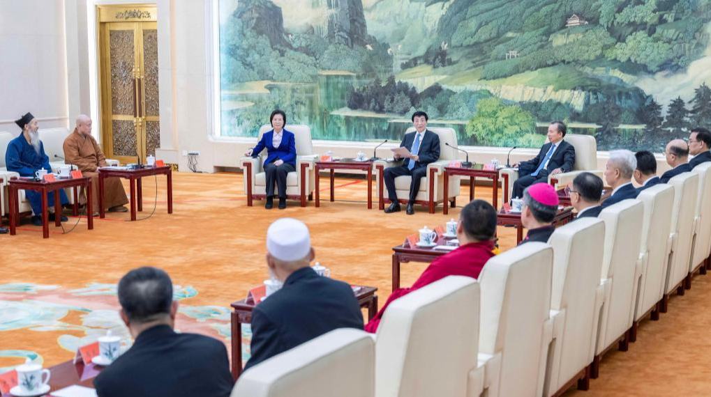 كبير المستشارين السياسيين الصينيين يهنئ المجموعات الدينية في البلاد بمناسبة عيد الربيع