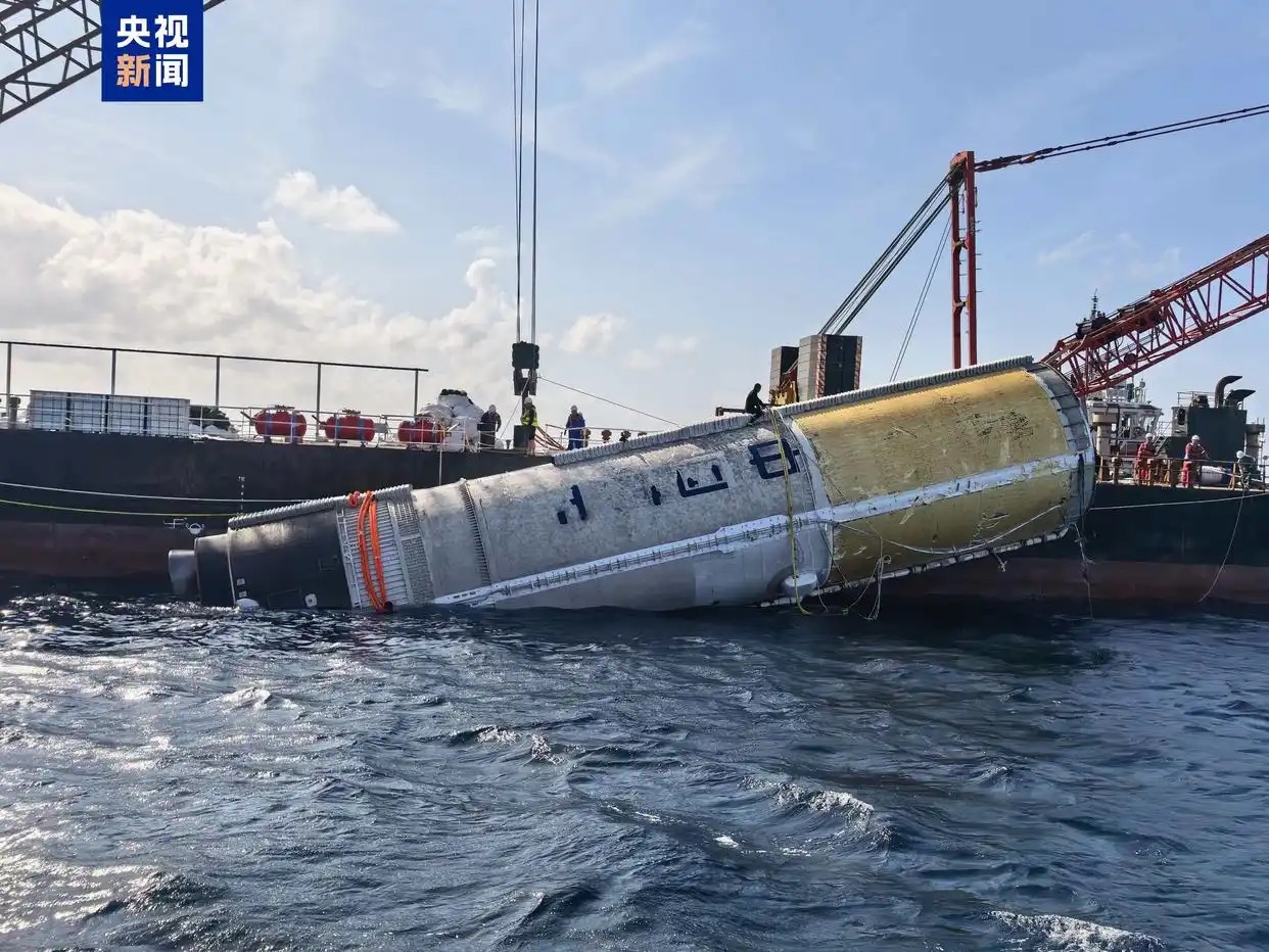 الصين تنجح لأول مرة في استعادة المرحلة الأولى من الصاروخ الحامل "لونغ مارش-10" من البحر