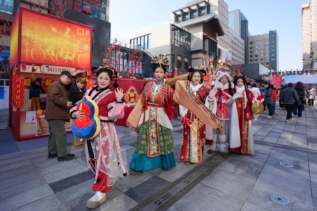 الصورة: إقامة مهرجان للاحتفال بعيد الربيع في بكين