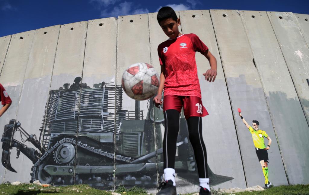 الصورة: ممارسة الأطفال الفلسطينيين لكرة القدم في الضفة الغربية