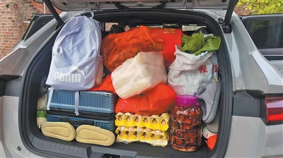 بعد انتهاء عطلة عيد الربيع..  حقائب ممتلئة بالهدايا وقلوب مثقلة بقلق الأهل في مشهد وداع مؤثر