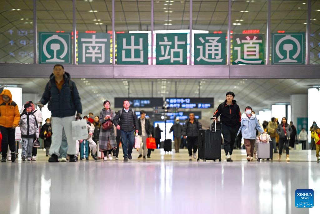 السكك الحديدية الصينية تشهد أعلى ذروة لرحلات العودة من عطلة عيد الربيع