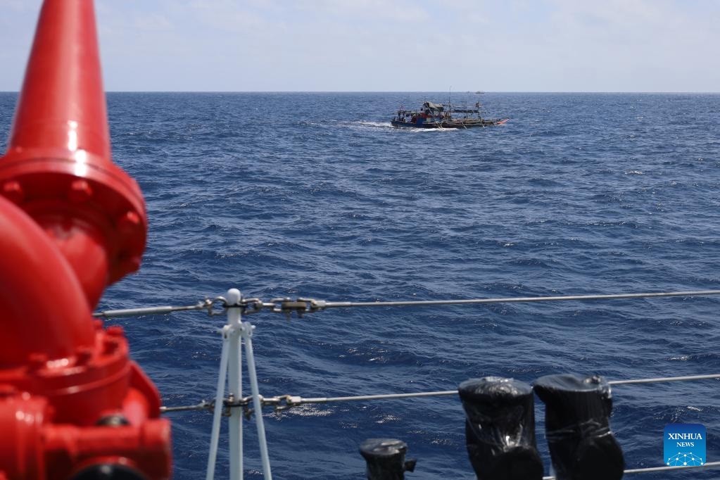 خفر السواحل الصيني يطرد سفناً فلبينية دخلت بشكل غير قانوني إلى مياه جزر هوانغيان