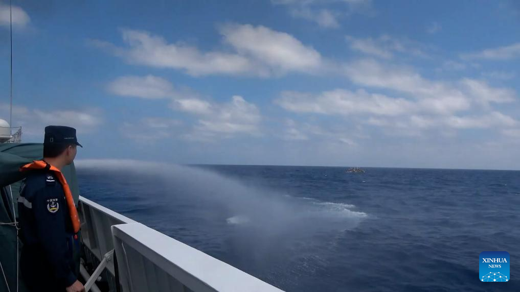 خفر السواحل الصيني يطرد سفناً فلبينية دخلت بشكل غير قانوني إلى مياه جزر هوانغيان