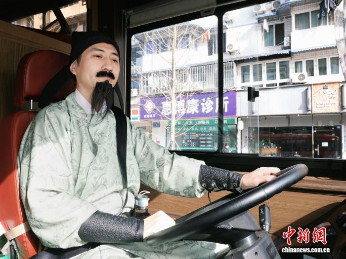 تشنغدو تُحيي تراث أسرة تانغ بحافلة سياحية يقودها "الشاعران" لي باي ودو فو