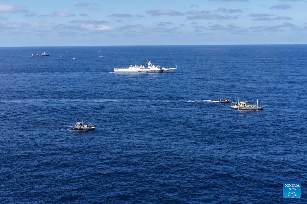 خفر السواحل الصيني يطرد سفنا فلبينية اقتحمت بشكل غير قانوني المياه الإقليمية في هوانغيان داو