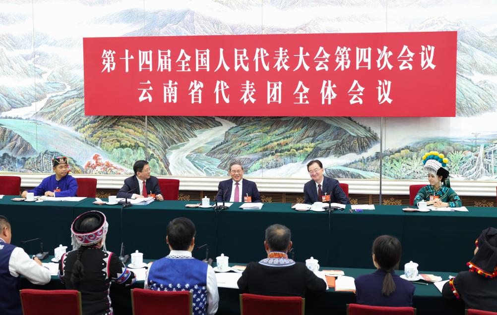 قادة صينيون يحضرون مناقشات الدورة التشريعية السنوية