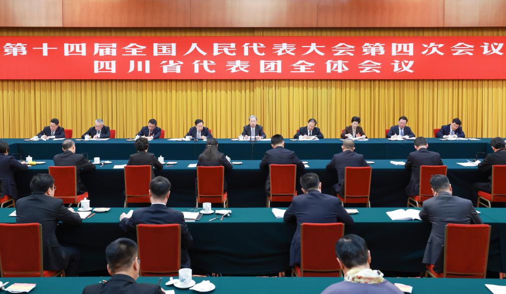 قادة صينيون يحضرون مناقشات الدورة التشريعية السنوية