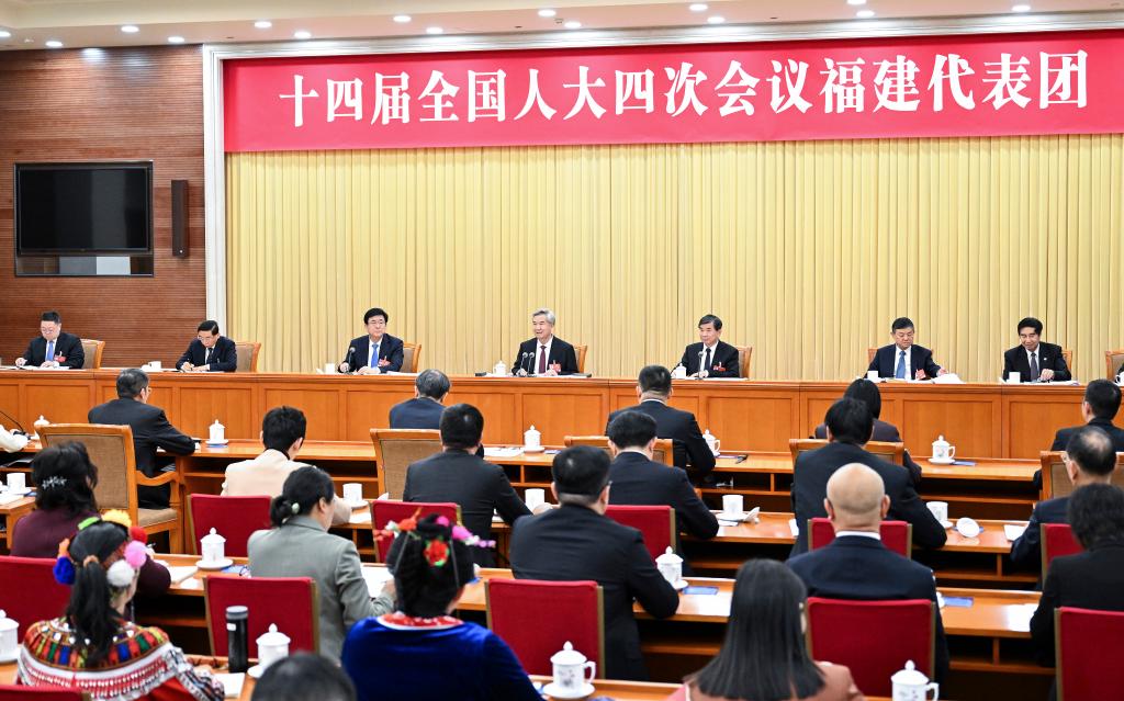 قادة صينيون يحضرون مناقشات الدورة التشريعية السنوية