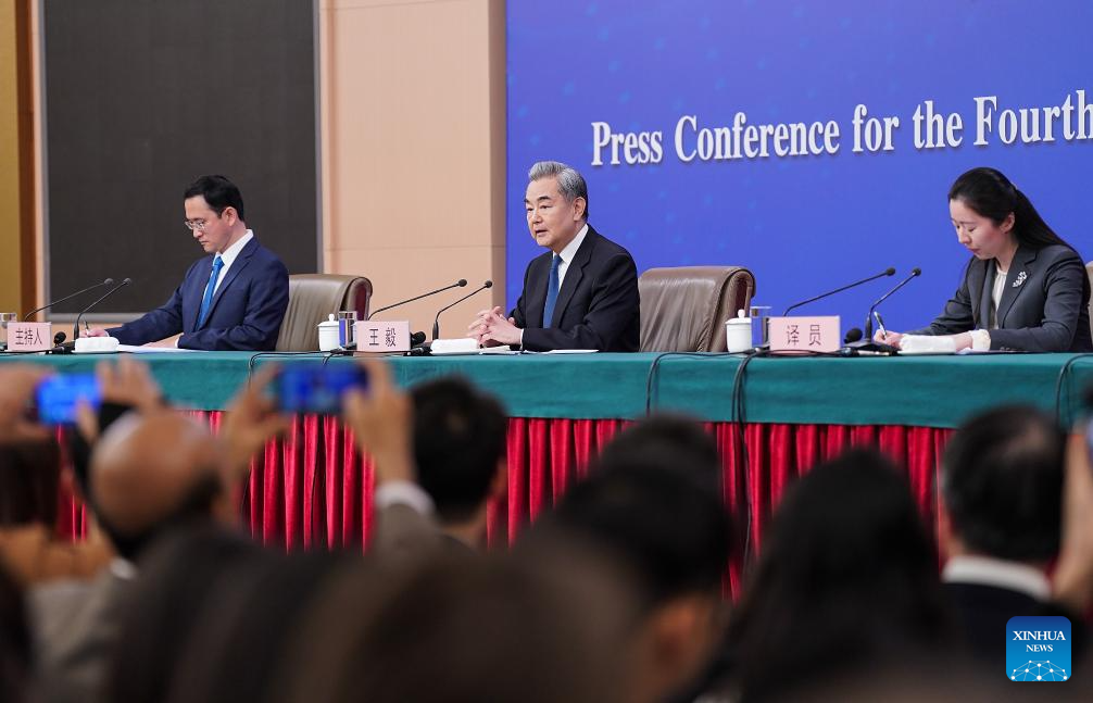 وزير الخارجية الصيني يلتقي الصحافة حول السياسة والعلاقات الخارجية