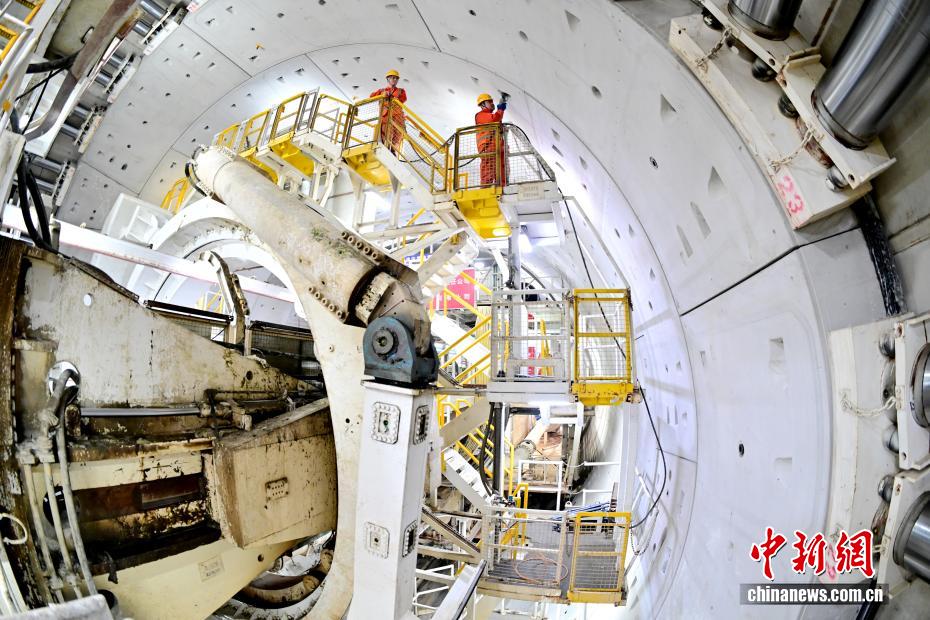 تشينغداو: تقدم سلس في أعمال حفر أكبر نفق طريق بحري في العالم