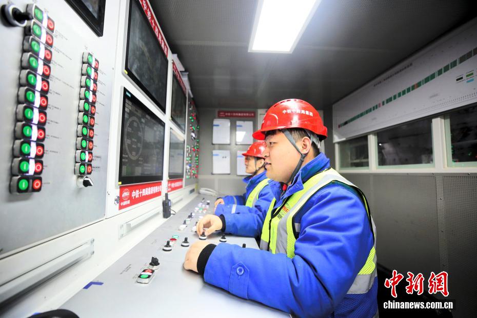 تشينغداو: تقدم سلس في أعمال حفر أكبر نفق طريق بحري في العالم