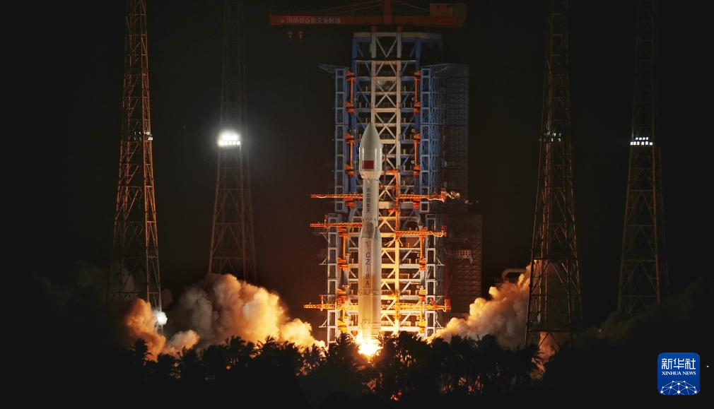 الصين تطلق مجموعة جديدة من الأقمار الصناعية للإنترنت على متن الصاروخ الحامل "لونغ مارش-8 أيه"