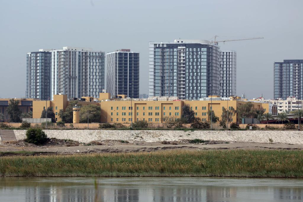 الصورة: السفارة الأمريكية في العراق تتعرض لهجوم