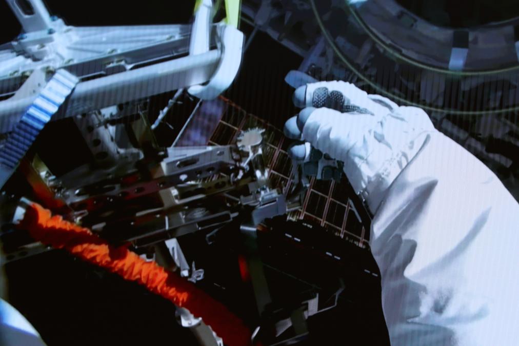 طاقم "شنتشو-21" يكمل السلسلة الثانية من الأنشطة خارج المركبة