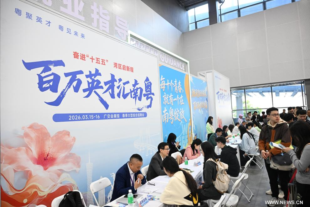 معرض توظيف في مقاطعة قوانغدونغ بجنوبي الصين