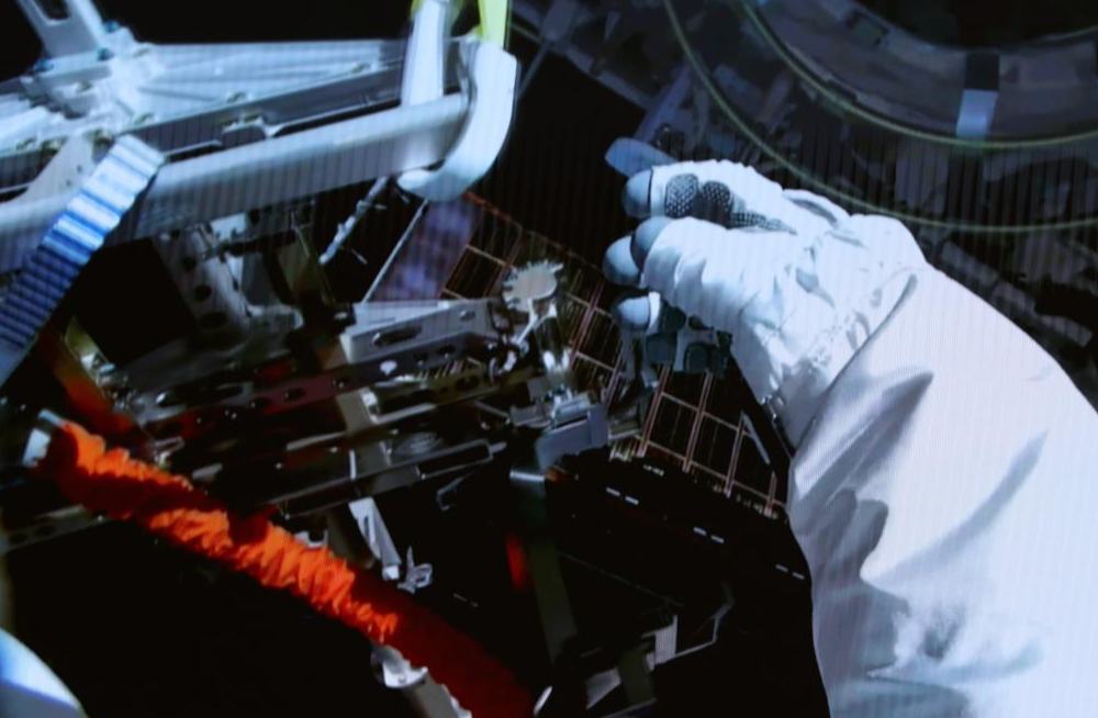 طاقم "شنتشو-21" يكمل السلسلة الثانية من الأنشطة خارج المركبة