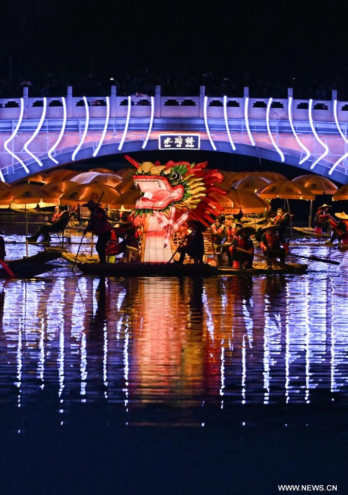 عرض لأحد الفنون الشعبية في بكين