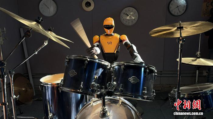 شركة صينية تكشف النقاب عن روبوت شبيه بالبشر يمكنه محاكاة حركاتهم في الوقت الحقيقي