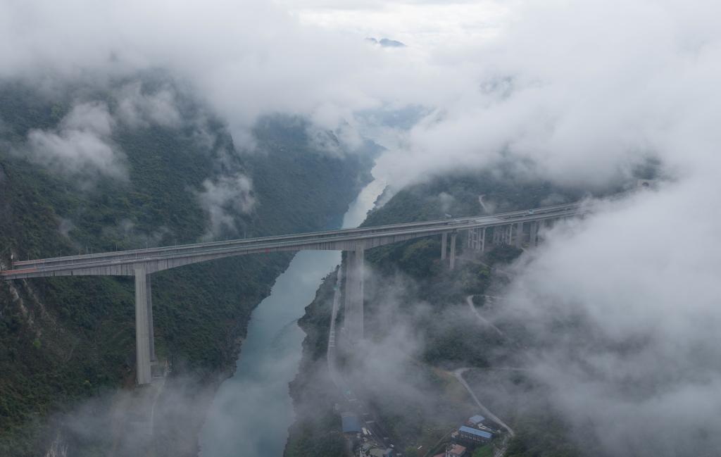 الصورة: مناظر حي وولونغ في تشونغتشينغ بجنوب غربي الصين