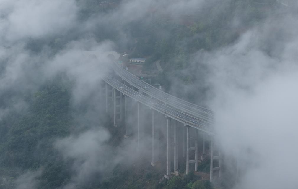 الصورة: مناظر حي وولونغ في تشونغتشينغ بجنوب غربي الصين