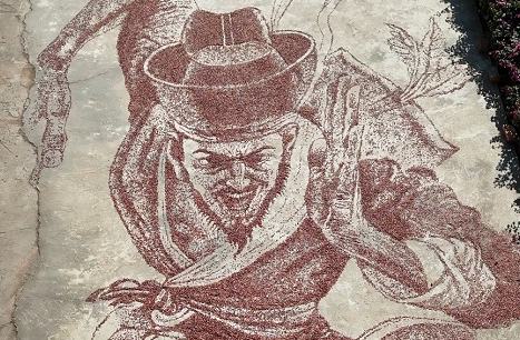 مسؤول يحوّل الذرة الحمراء إلى لوحات فنية للترويج لقريته