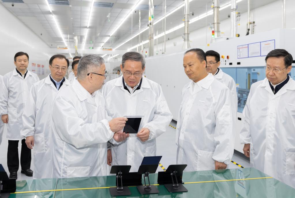 رئيس مجلس الدولة الصيني يؤكد أهمية بناء شبكة كهرباء من النمط الجديد وتحسين بنية الطاقة