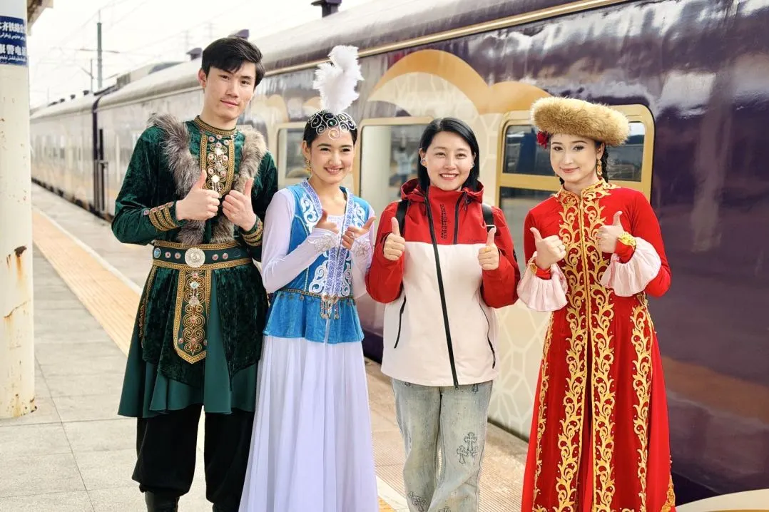 شينجيانغ تطلق قطارات سياحية جديدة تحمل علامة 