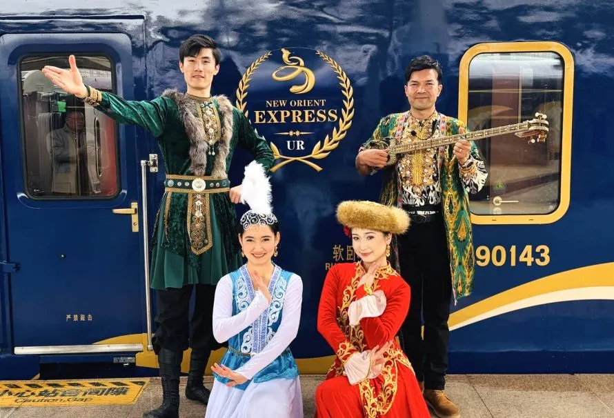 شينجيانغ تطلق قطارات سياحية جديدة تحمل علامة "إكسبرس الشرق الجديد "