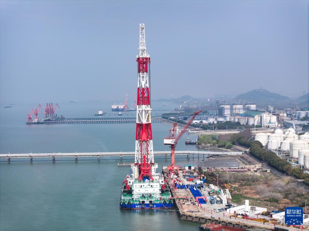 تسليم سفينة لدقّ الركائز بمستوى عالمي في شرقي الصين