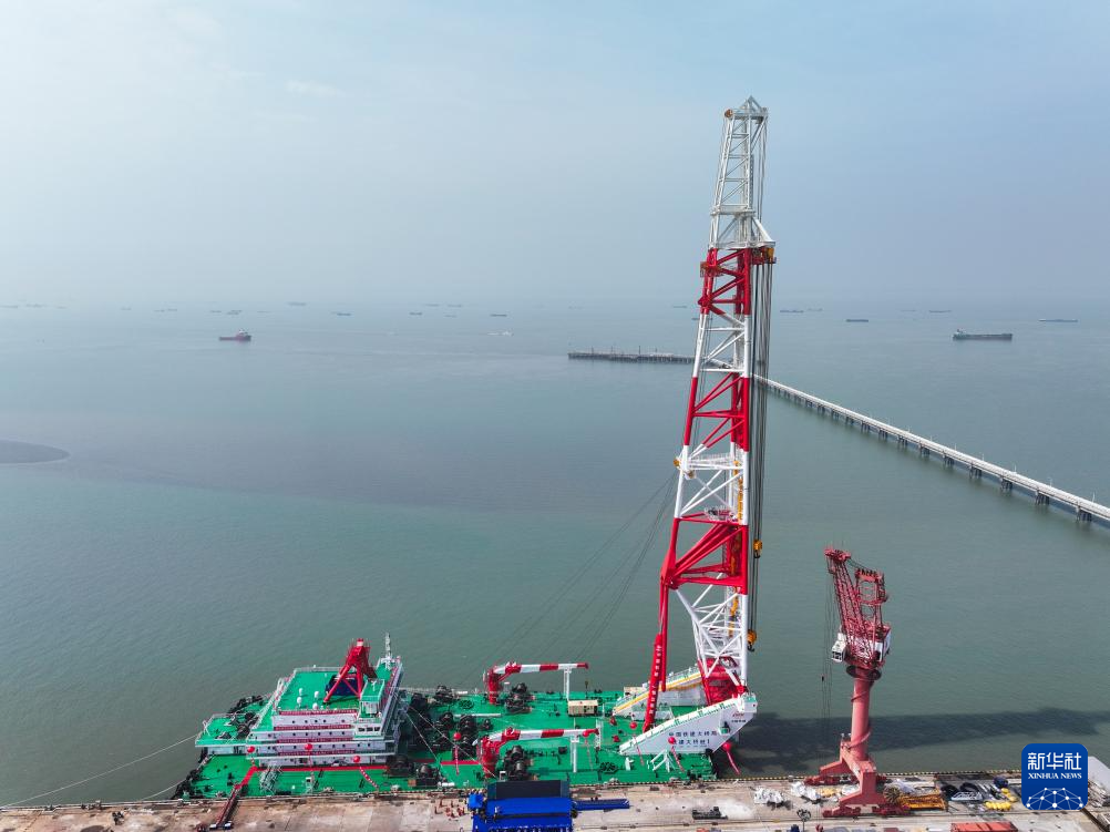 تسليم سفينة لدقّ الركائز بمستوى عالمي في شرقي الصين