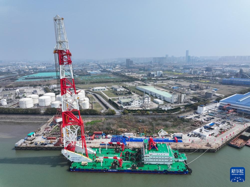 تسليم سفينة لدقّ الركائز بمستوى عالمي في شرقي الصين