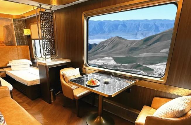 شينجيانغ تطلق قطارات سياحية جديدة تحمل علامة "إكسبرس الشرق الجديد "