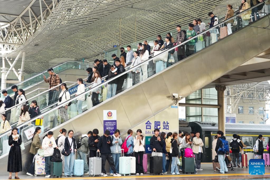 الصين تتوقع أكثر من 90 مليون رحلة بالسكك الحديدية خلال موسم السفر بمناسبة عطلة عيد "تشينغمينغ"