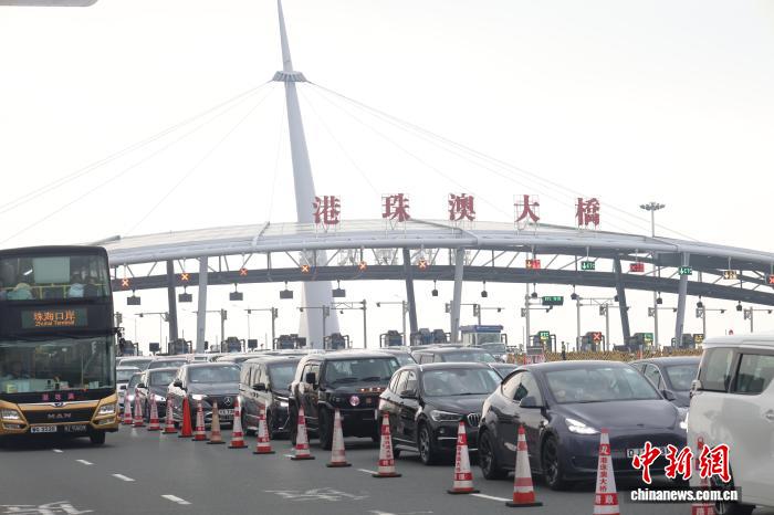 جسر هونغ كونغ-تشوهاي-ماكاو يسجل رقما قياسيا في التدفق اليومي للمركبات