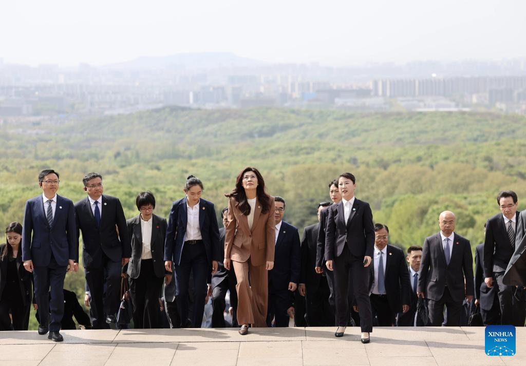 رئيسة حزب الكومينتانغ تقدم التحية لضريح صون يات-صن في نانجينغ