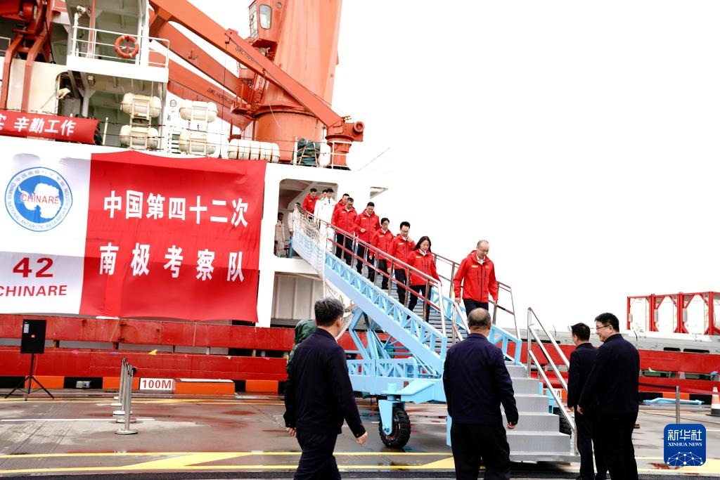 كاسحة الجليد شيويهلونغ الصينية تعود من بعثة استكشافية مثمرة للقطب الجنوبي